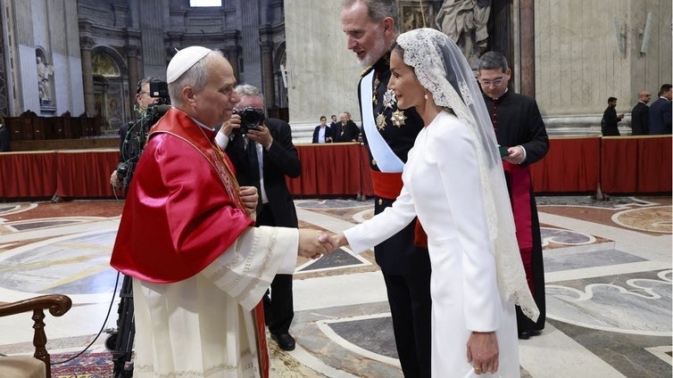 Por qué la Reina Letizia y otras 'royals' vistieron de blanco en el Vaticano