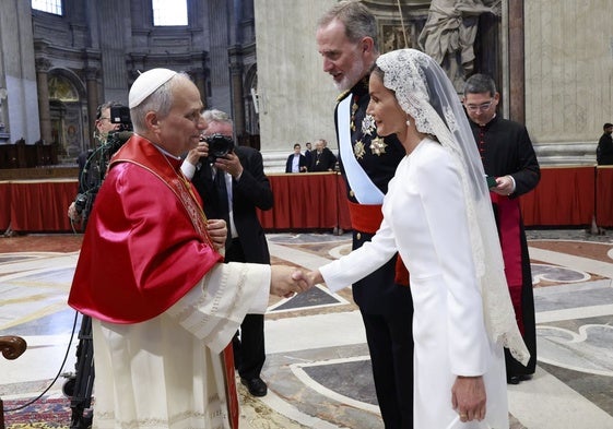 Por qué la Reina Letizia y otras 'royals' vistieron de blanco en el Vaticano