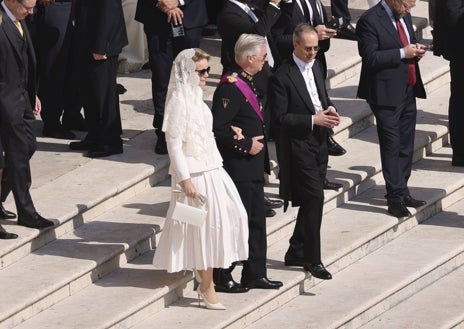 Imagen secundaria 1 - Charlene de Mónaco, Matilde de Bélgica y la gran duquesa María Teresa de Luxemburgo vestidas de blanco en el acto celebrado en el Vaticano