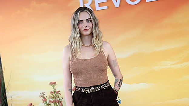 Imagen antes - Cara Delevingne ha pasado de melena larga rubia, a corte shaggy en negro.