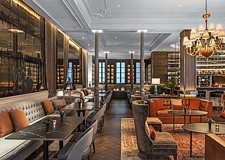 Imagen secundaria 1 - Obras de Rockwell Group en España: Nobu Barcelona, Hotel Inglés en Madrid, y Seda Club en Barcelona.