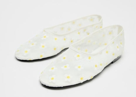 Secundaire afbeelding 1 - Nicole-danseres van Pretty Ballerinas (€ 269), met bloemen van Zara (€ 29,95) en Georgia-model met gesp van Pretty Ballerinas (€ 199)