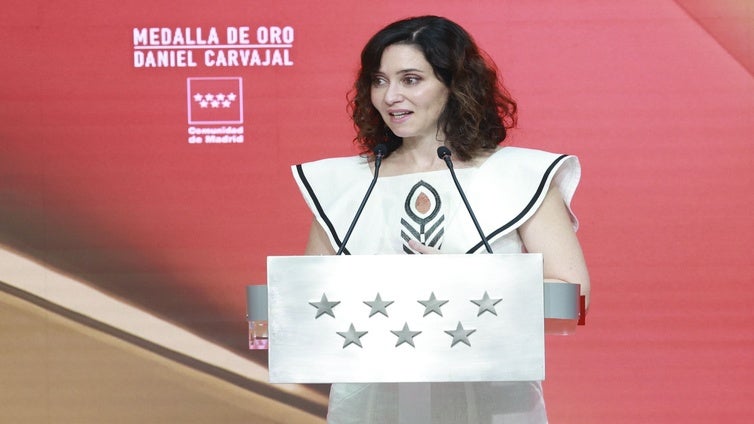 El original vestido de marca española de Isabel Díaz Ayuso en la entrega de la Medalla  a Dani Carvajal