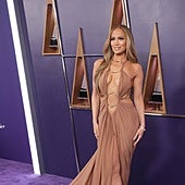 Jennifer Lopez presume de curvas a los 55 años con vestidos de escotes y aberturas infinitas