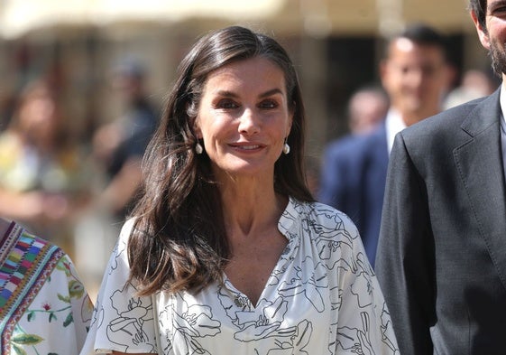 La Reina Letizia en la Feria del Libro de Madrid con vestido blanco, sandalias y pendientes de perlas