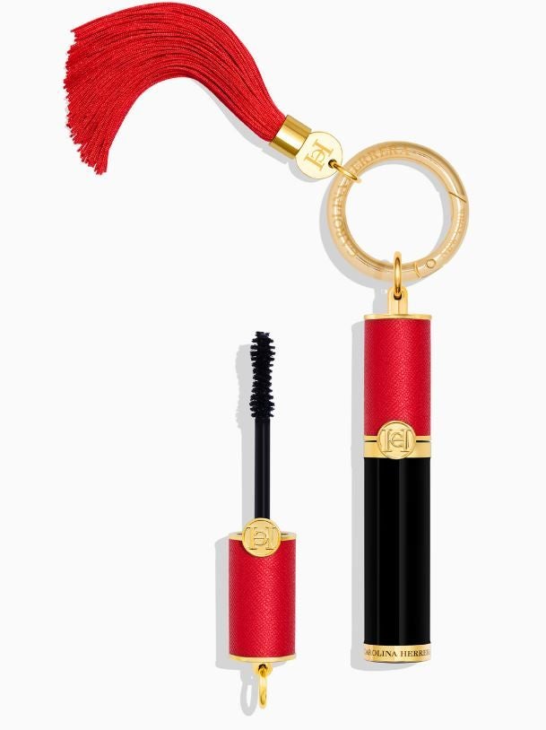 Set Máscara Fabulous Eyes Smudgeproof de Herrera Beauty (95 euros). Una máscara de pestañas resistente a la humedad, que aporta volumen modulable y riza de una sola pasada. La fórmula tiene extracto de jazmín y aceite de ricino. El packaging incluye el colgante Eye-see-you y una borla roja.