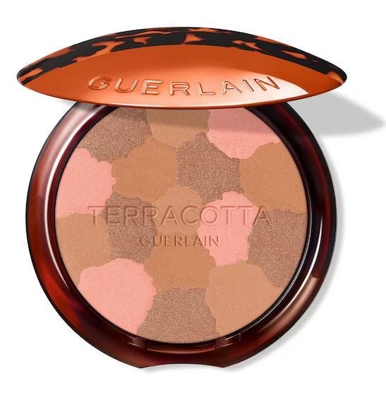 Terracotta Light Polvos de edición limitada de Guerlain (39 euros). Los emblemáticos polvos bronceadores se presentan en un estuche con motivo carey. Una polvera para llevar en el bolso, que dentro esconde la fórmula de siempre, para una tez luminosa y saludable.
