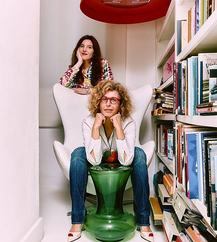 Francesca Heathcote y su madre, Teresa Sapey, en su estudio conjunot en Madrid