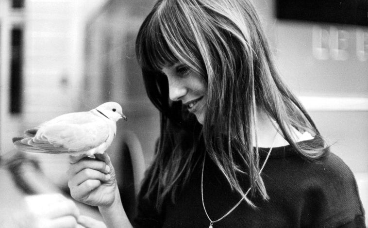 Imagen principal - La fallecida actriz Jane Birkin; bolso Birkin de Hermès vendido por Vestiaire Collective y otros diseños del Birkin de Hermès subastados por Christie´s