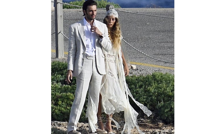 Imagen principal - Belén Écija y Jaime Sánchez en la pre boda, celebrada en Menorca, y dos looks de desfile de primavera-verano 2025 de Chloé