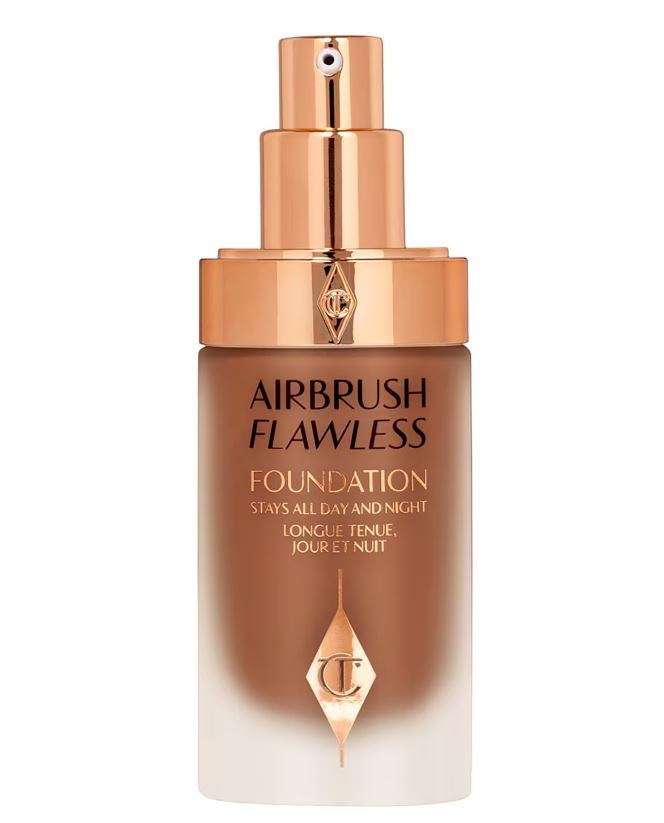 Base de maquillaje Airbrush Flawless Foundation de Charlotte Tilbury (de 55 a 38 euros, en Sephora). Una fórmula ligera de gran cobertura que incluye una tecnología para reducir las arrugas y el célebre Airbrush para minimizar los poros. 