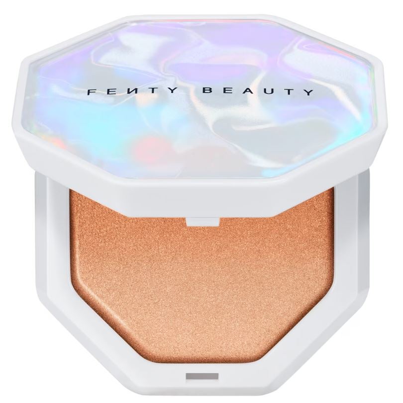 Iluminador Demi' Glow Light de Fenty Beauty (de 41 a 32 euros, en Sephora). Un iluminador, disponible en diversos tonos, que deja la piel sedosa y con una luminosidad sutil. 