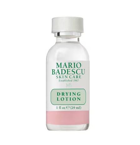 Loción reparadora Drying Lotion de Mario Badescu (de 26 a 20 euros, en Sephora). El famoso tratamiento antiimperfecciones formulado en los años 60, eficaz para mejorar los granitos, gracias a una fórmula que incluye ácido salicílico, azufre, calamina y alcanfor. 