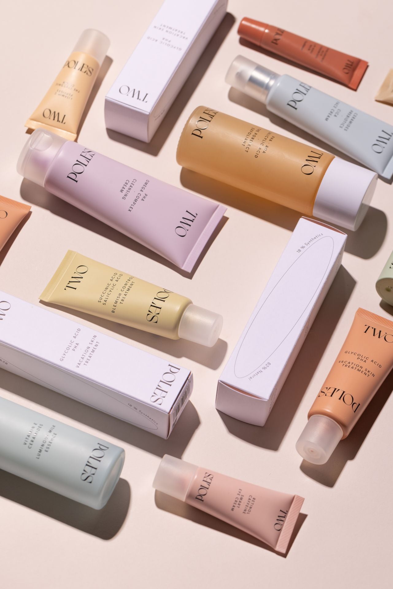 Two Poles: todos sus productos tienen un 20% de descuento entre el 25 de junio y el 3 de julio, introduciendo el código SUMMERSALES al realizar la compra en su web. Además, en pedidos de más de 99 euros, regalo de peine y espejo y en más de 159 euros, regalo de botella Cloud Cup + peine con espejo. 