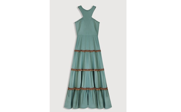 Imagen principal - Vestido Valeria de Vogana (antes: 249€; ahora: 170€); Pendientes Flower de Singularu (antes: 35,99€; ahora: 32,99€); y Capazo de Bimba y Lola (antes: 185€; ahora: 129,50€)