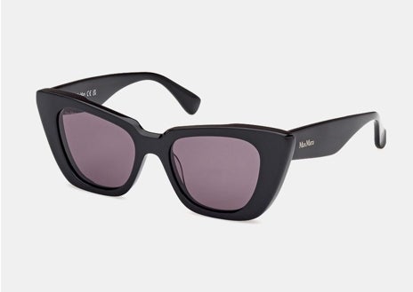 Imagen secundaria 1 - Blusa semitransparente de Massimo Dutti (antes: 59,95€; ahora: 39,95€); Gafas de sol Max Mara de venta en El Corte Inglés (antes 170€; ahora: 119€); y Pantalón vaquero de Slowlove (antes: 59,99€; ahora: 29,99€)