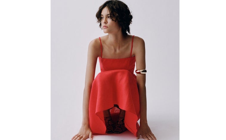 Imagen principal - Vestido de lino de Mango (antes: 59,99€; ahora: 49,99€); Pamela bicolor de Pedro del Hierro (antes: 49,90€; ahora 29€); y Zapato de tacón bajo de Adolfo Domínguez (antes: 199€ ; ahora: 139€)