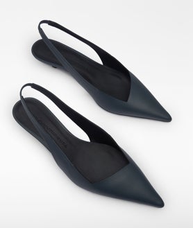Imagen secundaria 2 - Vestido de lino de Mango (antes: 59,99€; ahora: 49,99€); Pamela bicolor de Pedro del Hierro (antes: 49,90€; ahora 29€); y Zapato de tacón bajo de Adolfo Domínguez (antes: 199€ ; ahora: 139€)