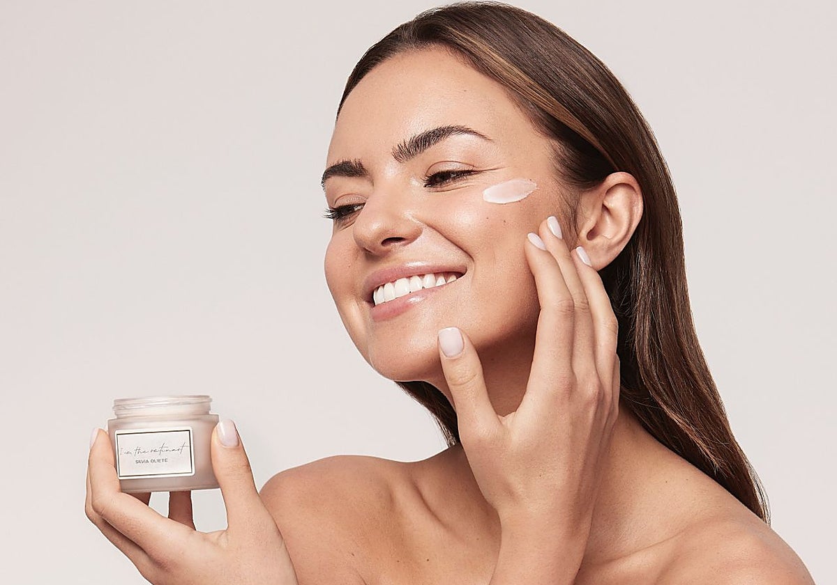 Mujer con crema en la cara.