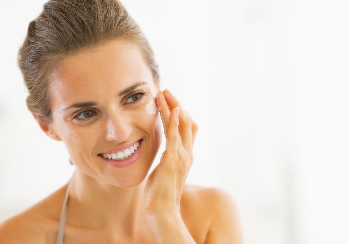 Mujer con crema en el rostro.
