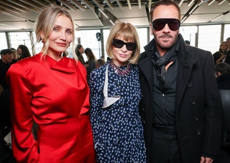 Imagen secundaria 1 - Anna Wintour con la Reina Isabel II; Junto a la actriz Cameron Díaz y Tom Ford en un desfile de Stella McCartney; Karl Lagerfeld era un gran íntimo amigo suyo