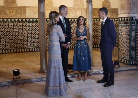 Sekundärbild 1 - Details zum Stil von Königin Letizia in einem Kleid von Carolina Herrera, das sie bereits 2019 trug