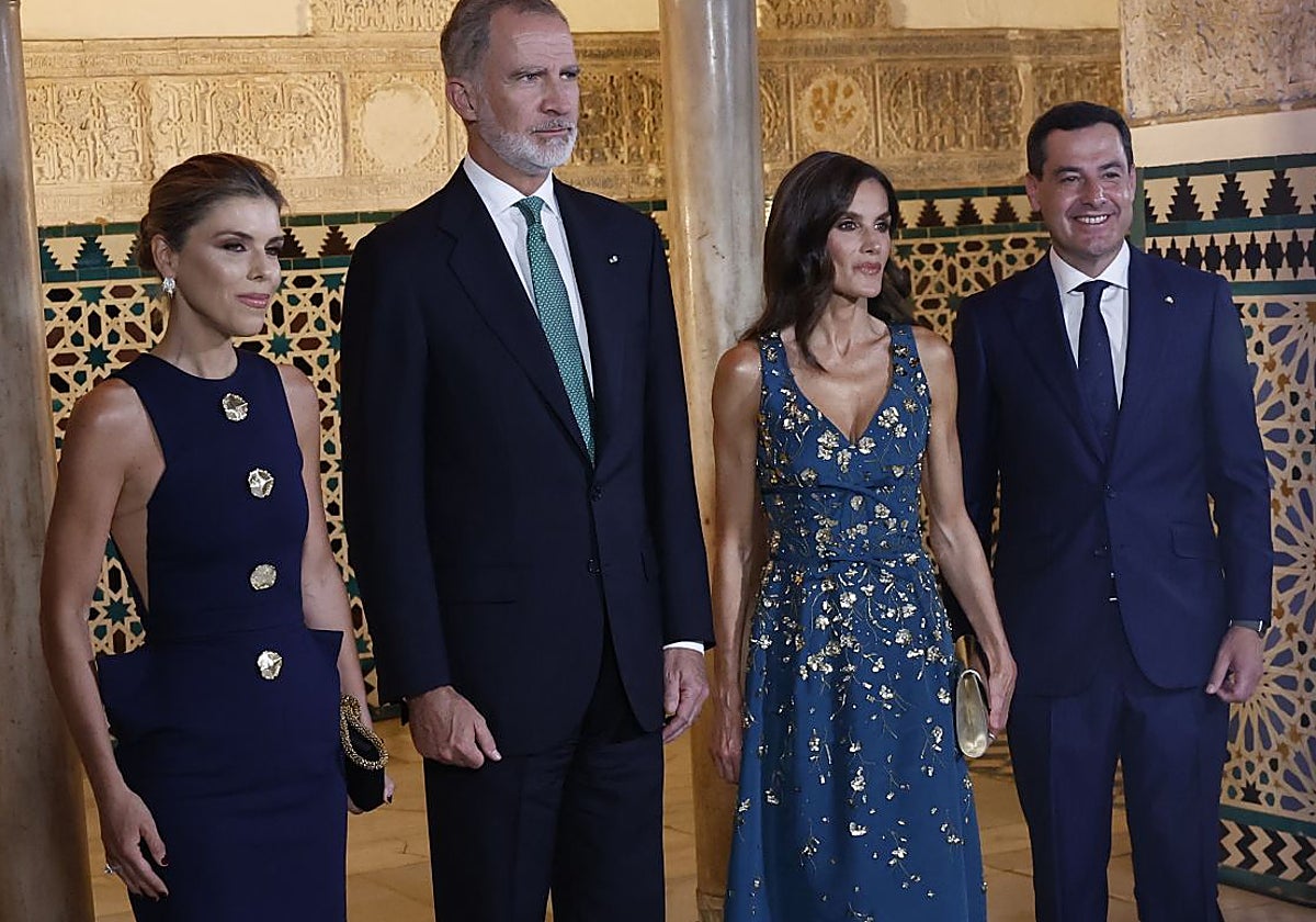 Los Reyes junto a Juanma Moreno Bonilla, presidente de la Junta de Andalucía, y su esposa, Manuela Villena