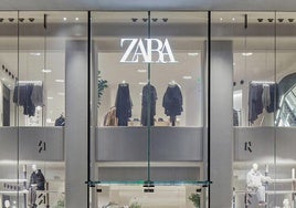 El vestido de Zara perfecto para una boda de verano que puedes comprar en las rebajas: vale menos de 30 euros