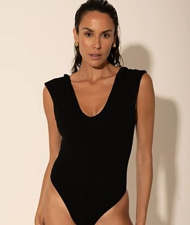 Imagen secundaria 2 - Bañador Bona Teja de la colección Vogana x Guillermina Baeza (129€); bañador Mestral Cherry Maillot de Monnur (270€) y bañador St. Barth de Soller (70€)