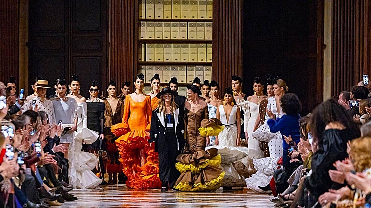 Juana Martín rodeada de modelos con sus diseños más flamencos