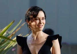 Isabel Díaz Ayuso, con un escotado top y falda de invitada en los Premios Cavia 2025