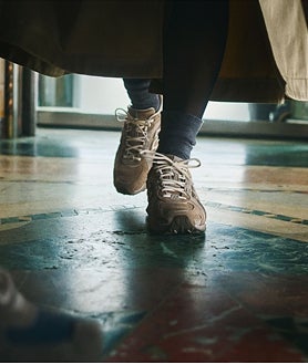 Imagen secundaria 2 - Algunas de las imágenes de la campaña de Rosalía para New Balance