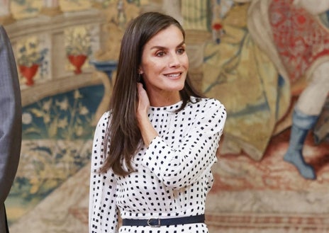 Sekundärbild 1 – Königin Letizia erwirbt eines ihrer Lieblingskleider einer spanischen Marke