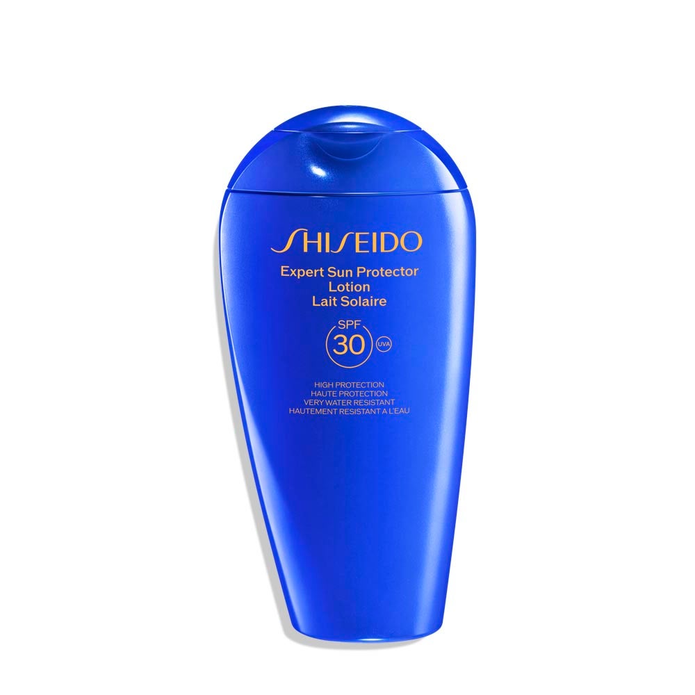 Blue Expert Sun Protector Lotion SPF30 de Shiseido (51,50 euros). Este protector solar en formato loción ofrece una alta protección frente a los rayos UVA/UVB, la polución y la sequedad. La protección aumenta al entrar en contacto con el calor, el agua, el sudor y la fricción gracias a la tecnología SynchroShieldRepair.  Formulada con un 68% de ingredientes de tratamiento, ayuda a mantener el nivel de hidratación y combate los signos del fotoenvejecimiento para una piel suave y tersa.