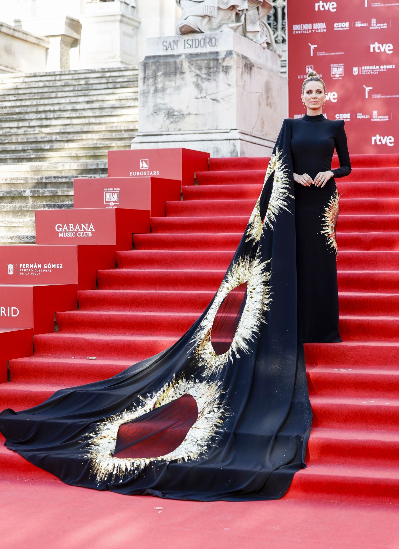 La actriz Vanesa Romero con un espectacular diseño con larga capa y joyas de Carrera Carrera