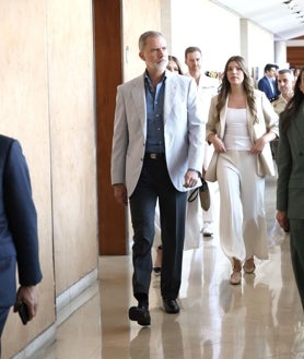 Imagem secundária 2 - Os Reis com suas filhas nos primeiros eventos institucionais do dia