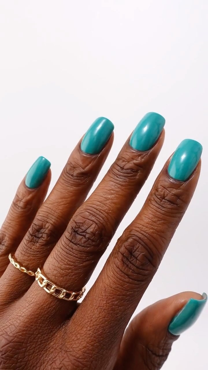 La tendencia perlada puede hacerse de todos los colores, por ejemplo, en azul cielo, un 'must have' del verano. 