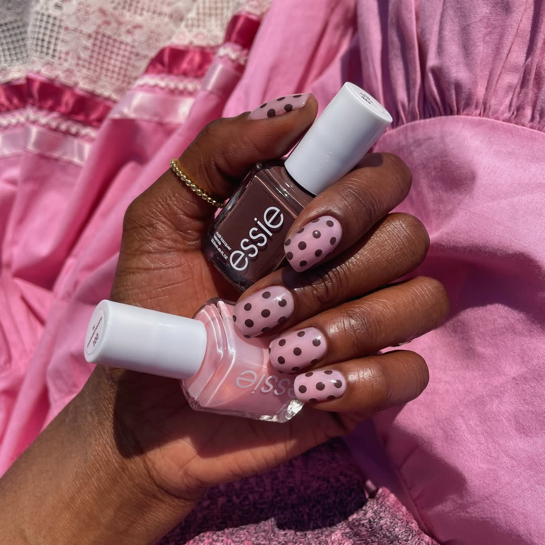 Los puntitos son un diseño muy escogido para la época estival. Aquí los podemos ver en color marrón, uno de los tonos tendencia de este año, sobre una base rosa. 