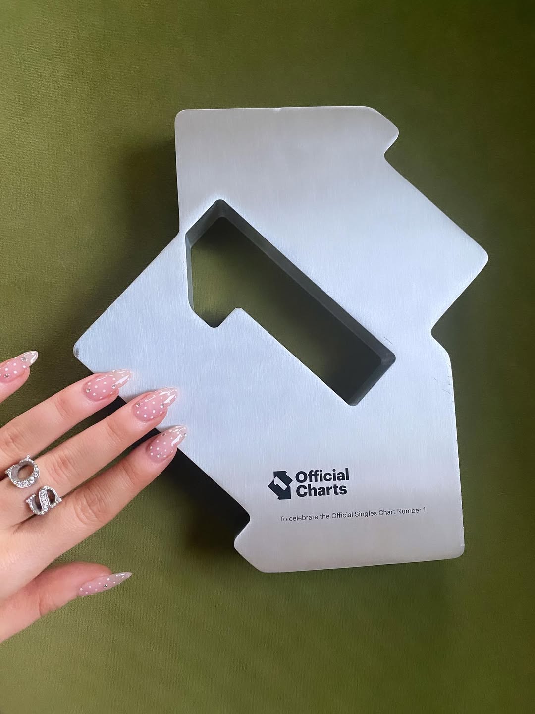 Tampoco puede faltar el 'brilli-brilli'. El glitter nunca falla en verano para elevar cualquier look.