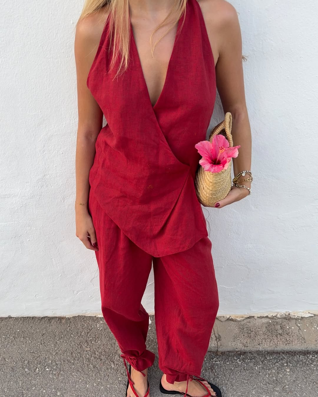 Los tonos oscuros, como en este caso un rojo vino que ha elegido la influencer Sofía Hamela, son sinónimo de elegancia para unas uñas que destacan pero que, a la vez, son sofisticadas.