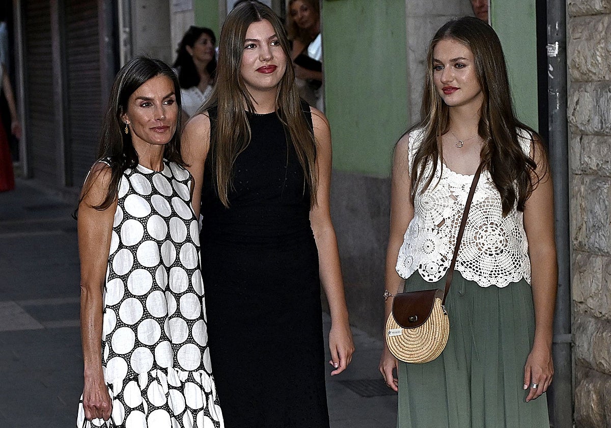 La Reina Letizia junto a la Princesa Leonor y la Infanta Sofía en Mallorca