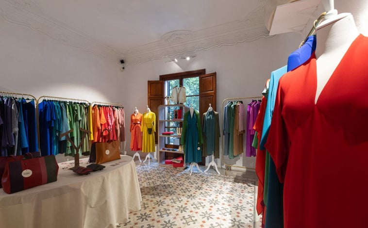 Imagen principal - La tienda efímera de Sybilla en Mallorca y algunas muestras de la colección 'Colorterapia'
