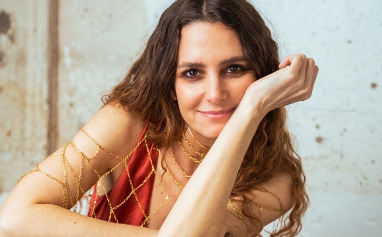 Imagen principal - Susana Cruz es la fundadora y creativa de Suma Cruz