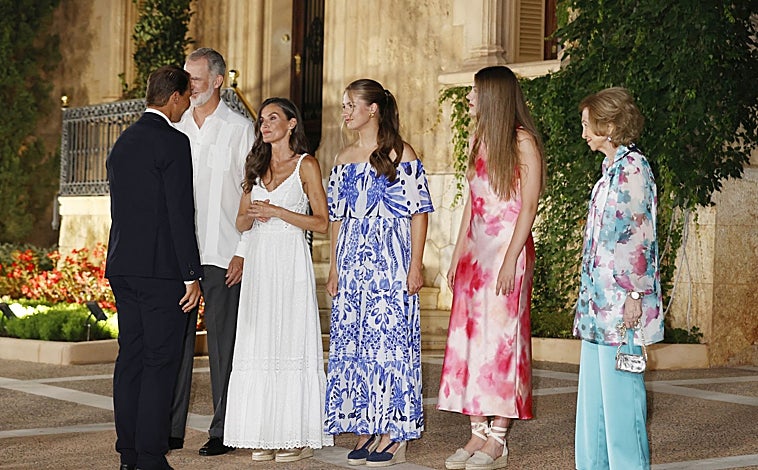Imagen principal - Detalles del estilismo de la Princesa Leonor con vestido de Desigual en el Palacio de Marivent
