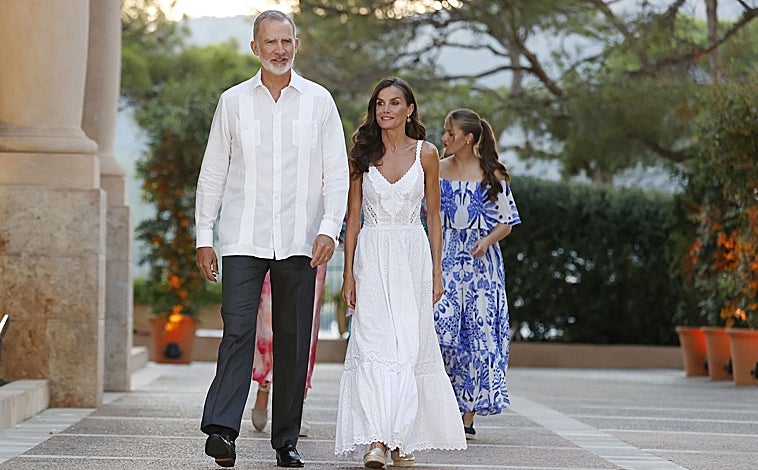 Imagen principal - Detalles del look de la Reina con vestido de Tony Bonet y pendientes de Isabel Guarch