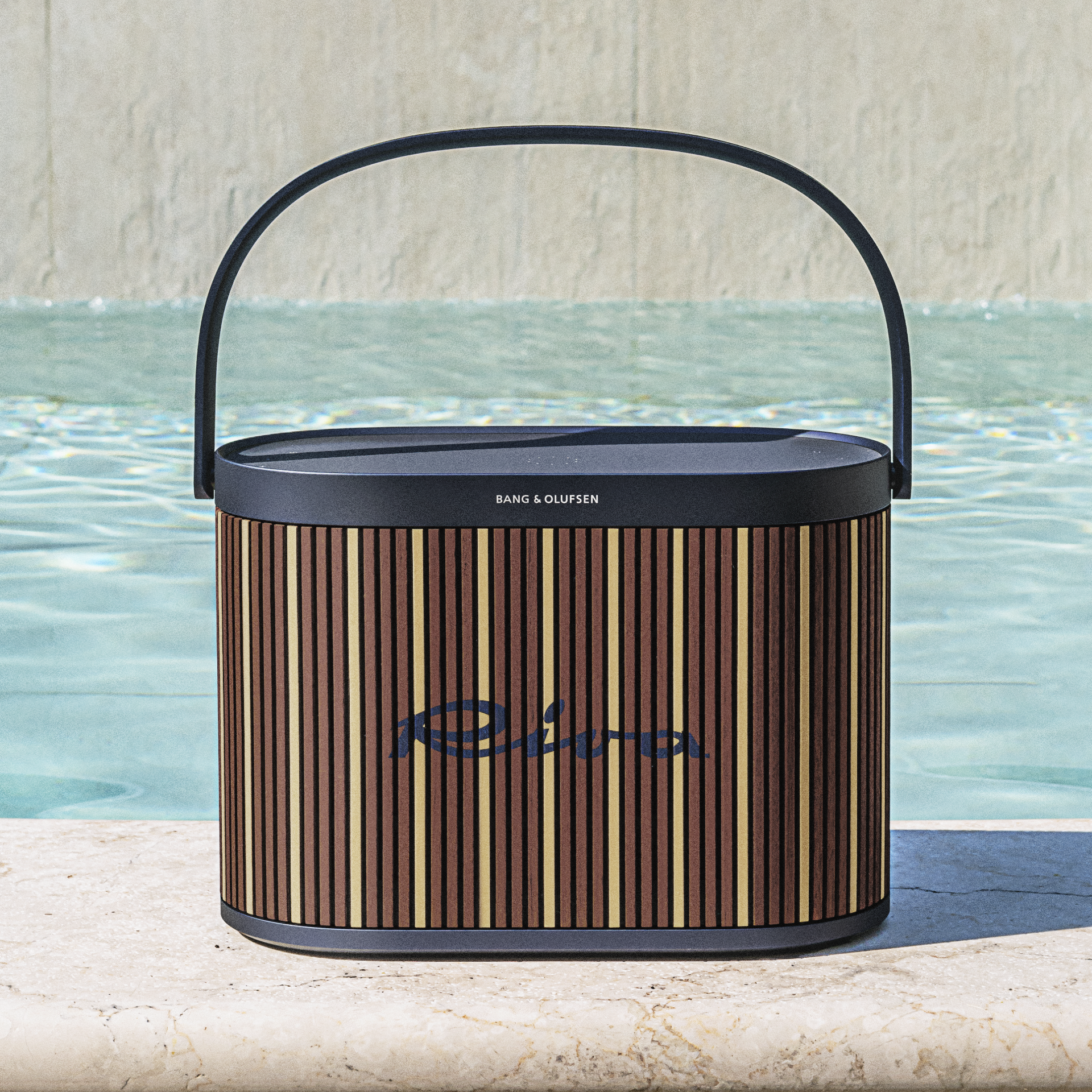 Altavoz Beosound A5 de Bang & Olufsen (2.400 €). Con funcionalidad máxima y de diseño, tiene base de madera noble, es de exteriores y ofrece una autonomía de 12 horas.
