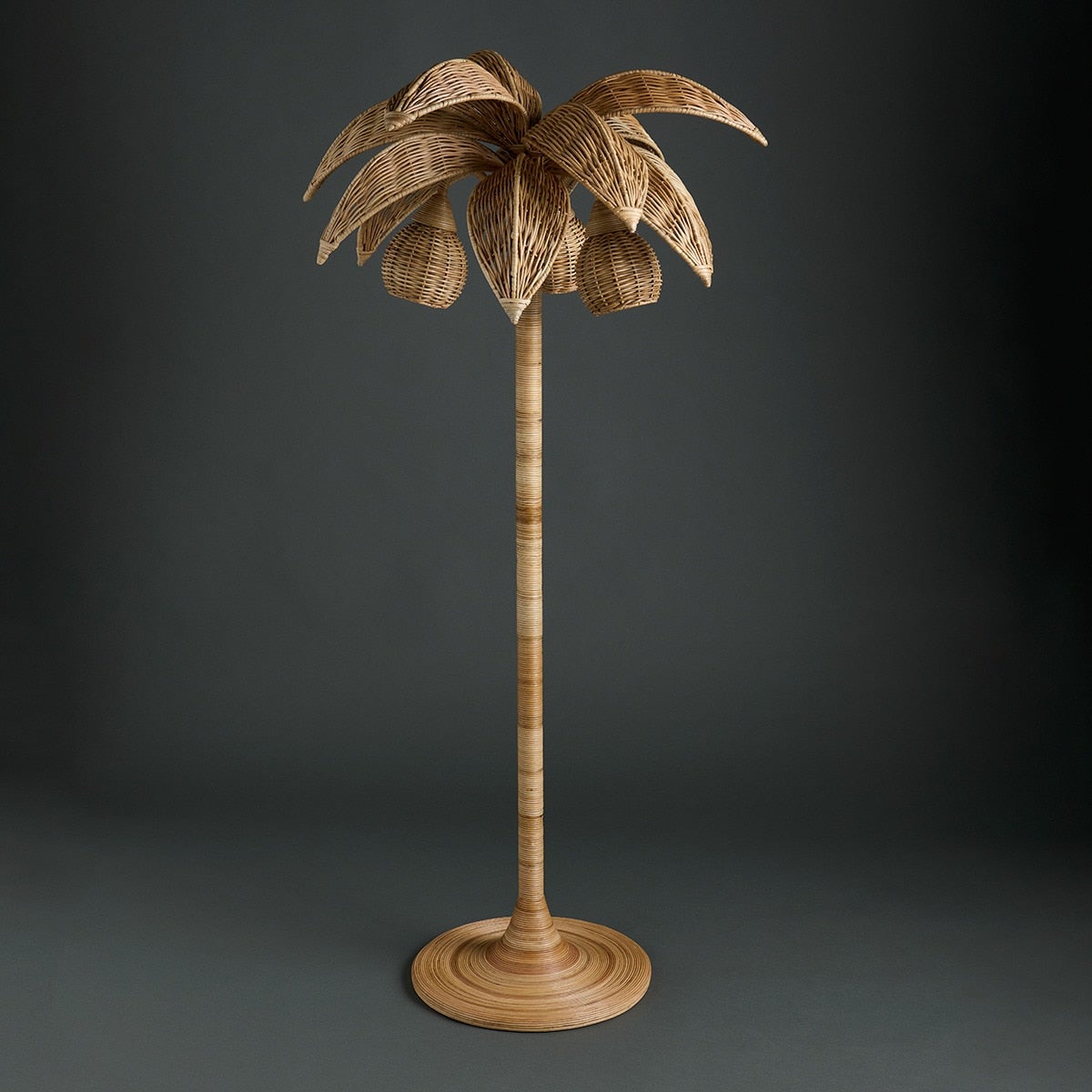 Lámpara de pie Palmera de El Corte Inglés Home (649 €), para darle un punto veraniego y divertido al conjunto.