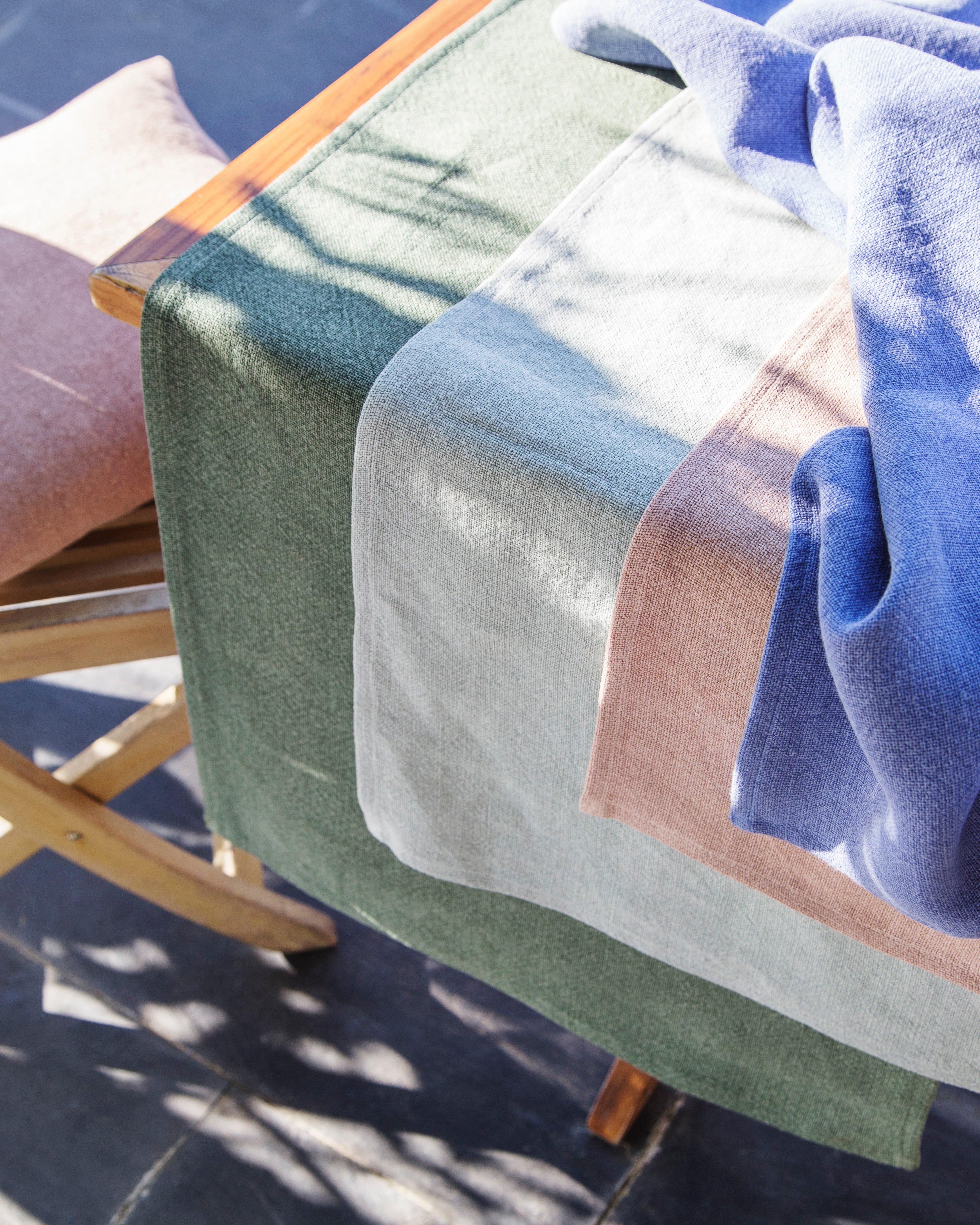 Caminos de mesa y manteles de Gancedo (cpv), disponibles en diversos tonos y elaborados con lino, el tejido estrella del verano. Vienen en distintos tamaños o también se pueden hacer a medida.