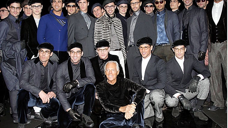 El diseñador junto a sus modelos tras un desfile en 2020