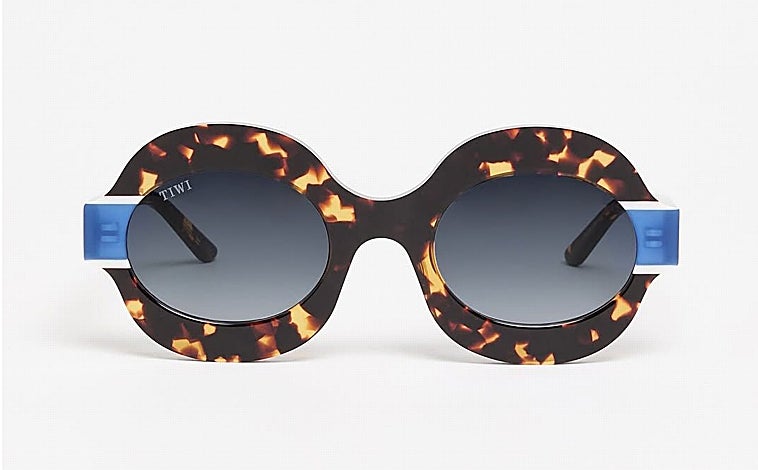 Imagen principal - Modelo Paola de TIWI (159€), sin monturas de Jimmy Fairly (135€) y MÓ Matcha Stanwyck (59€)